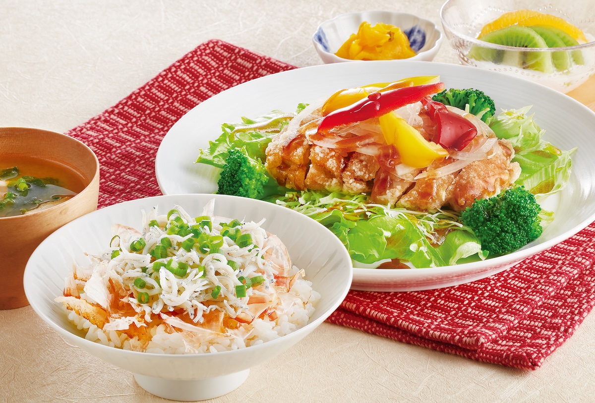 野菜たっぷりチキンの竜田揚げと釜揚げしらす丼