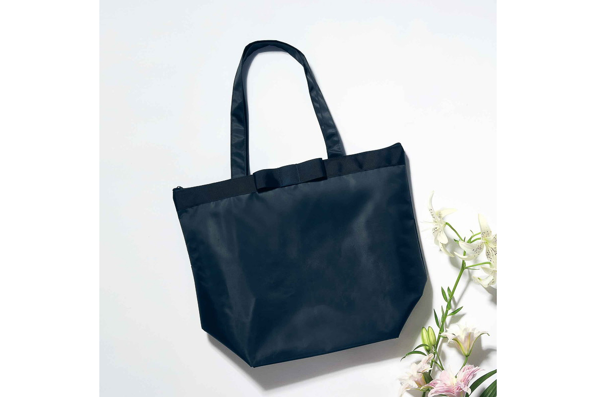 「GLOW」2025年11月号（宝島社）の付録はプラステの上品トート