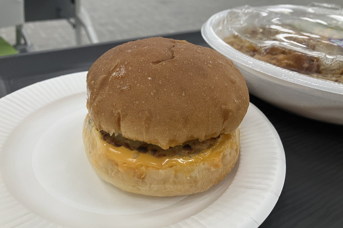 レンジアップされた「月見チーズバーガー」からチーズがとろけている