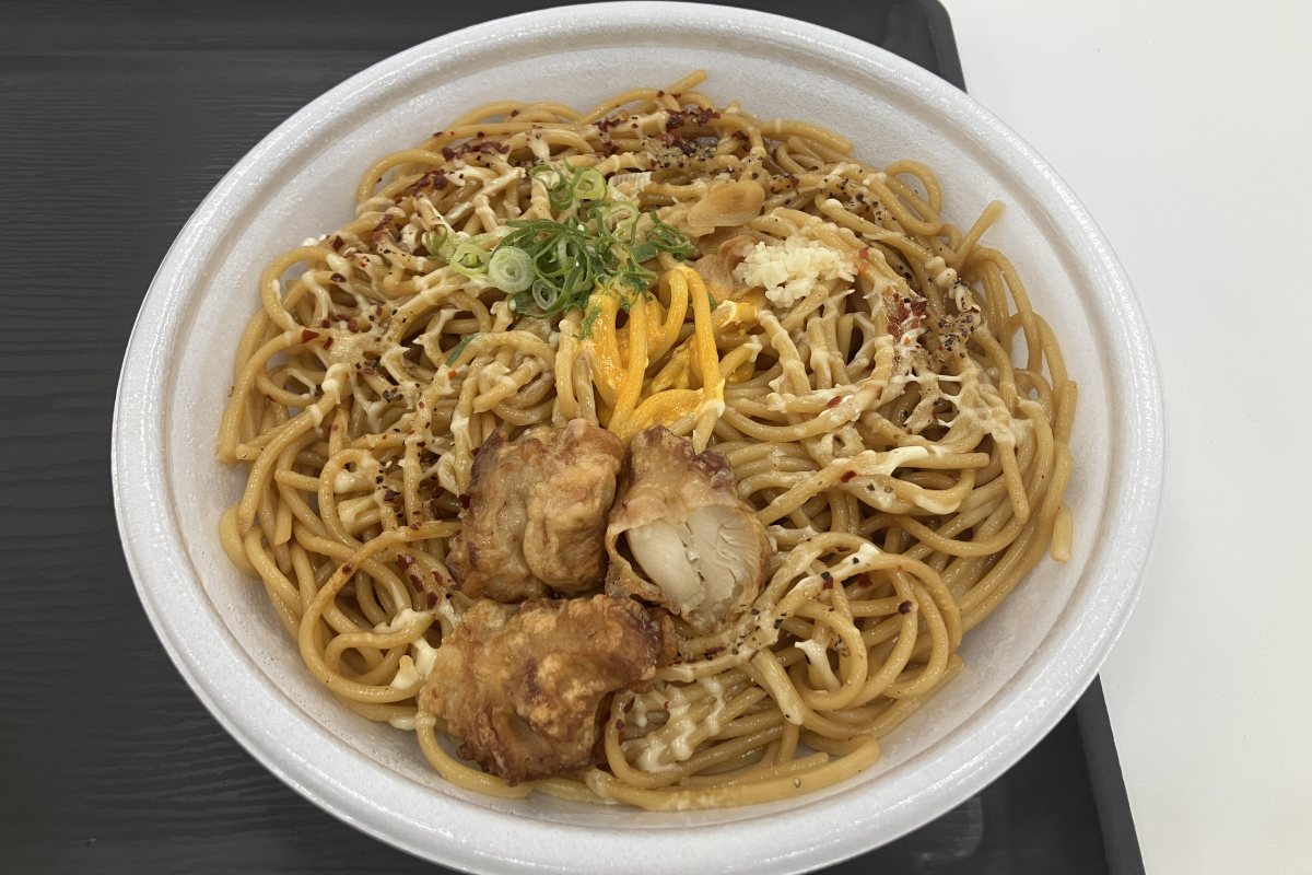 「大盛太麺！月見唐揚げ にんにくマヨパスタ」の蓋を開けると食欲をそそる香り
