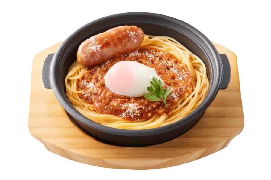 “鉄板パスタ”粗挽きソーセージと半熟卵のミートソース