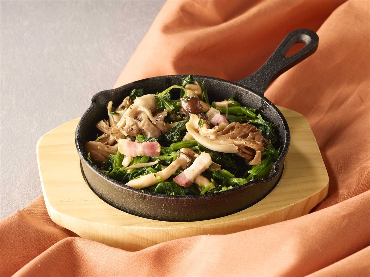 「舞茸とほうれん草のバターソテー」（429円）