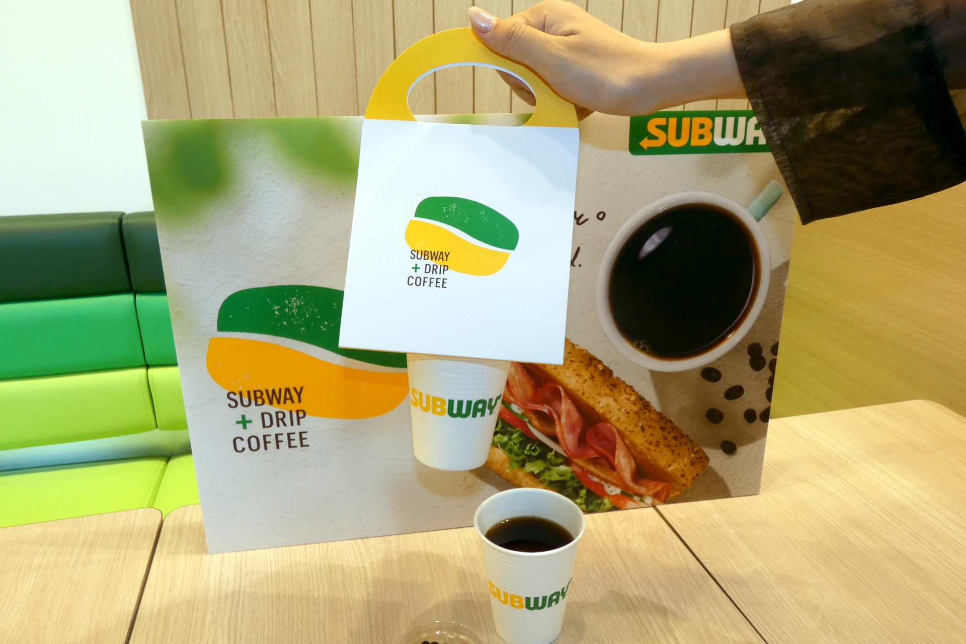 10月1日からはリニューアル記念としてコーヒー購入者にコーヒーホルダーがプレゼントされる（なくなり次第終了）