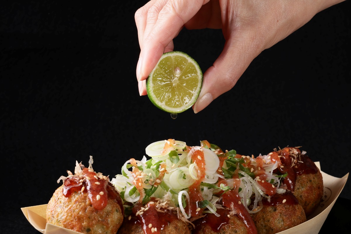 「スパイシーキャビア ～明太だれとすだち～」にすだちを絞ると絶妙なハーモニー