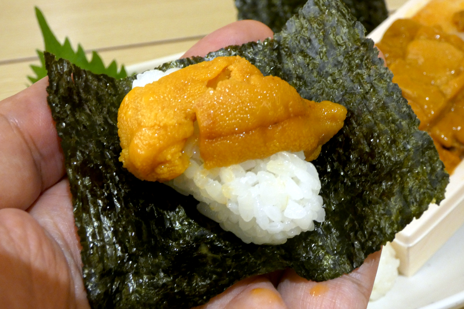 新物板うに手巻きセットでは、自分でうにの手巻きを作って楽しめる