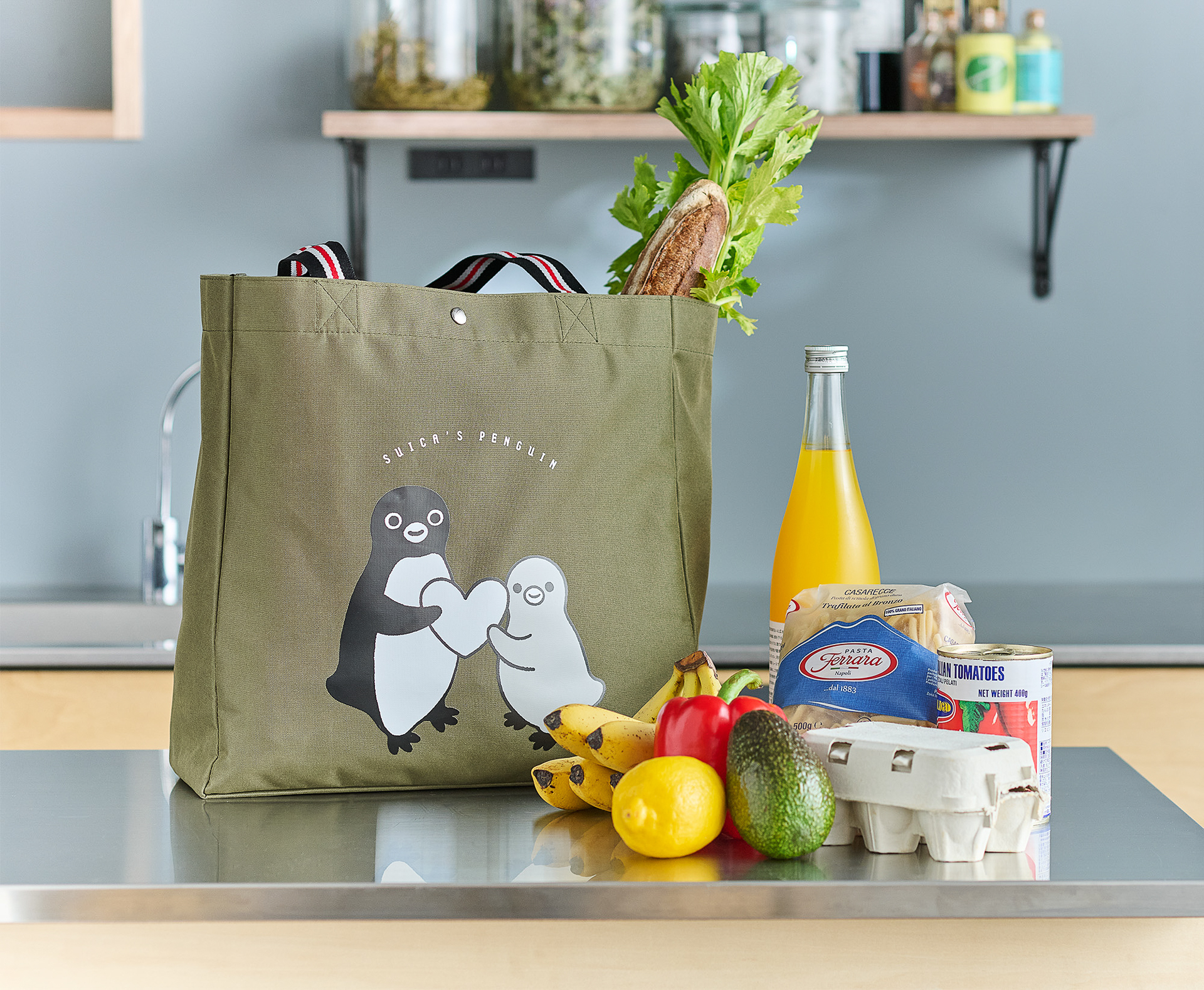 「オレンジページ」2025年10/17号増刊の特別付録は「Suicaのペンギンのたっぷりショルダーバッグ」