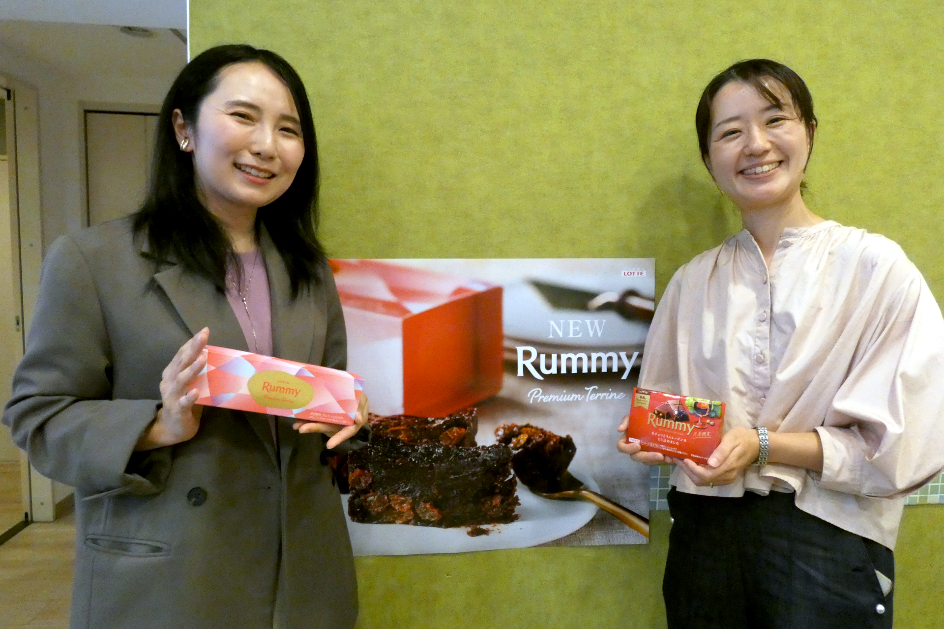 マーケティング本部 新商品開発部 新ブランド開発二課の友野美怜氏（左）とマーケティング本部 第一ブランド戦略部 チョコレート企画課の原田万有氏（右）