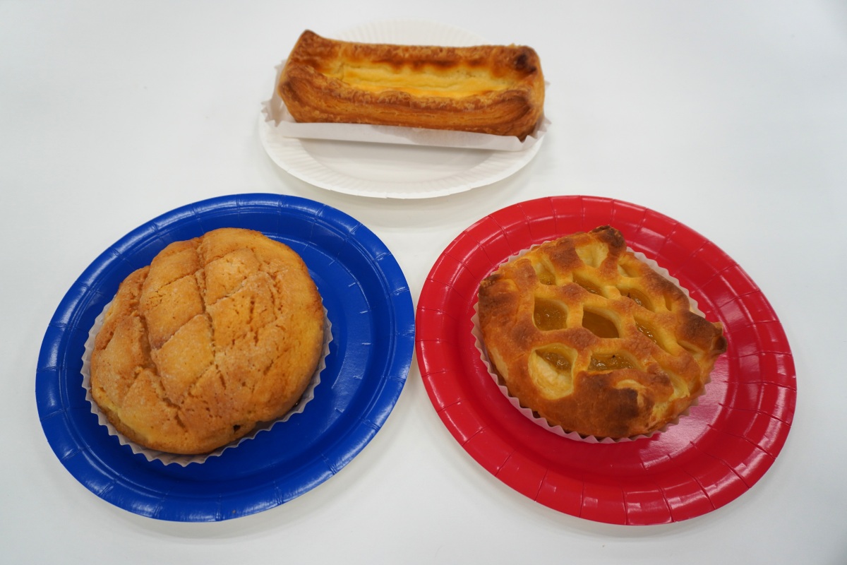 試食で提供されたデニッシュメロンパン×クイニーアマン（左）、チーズケーキデニッシュ×クイニーアマン（上）、アップルパイタルト×クイニーアマン（右）