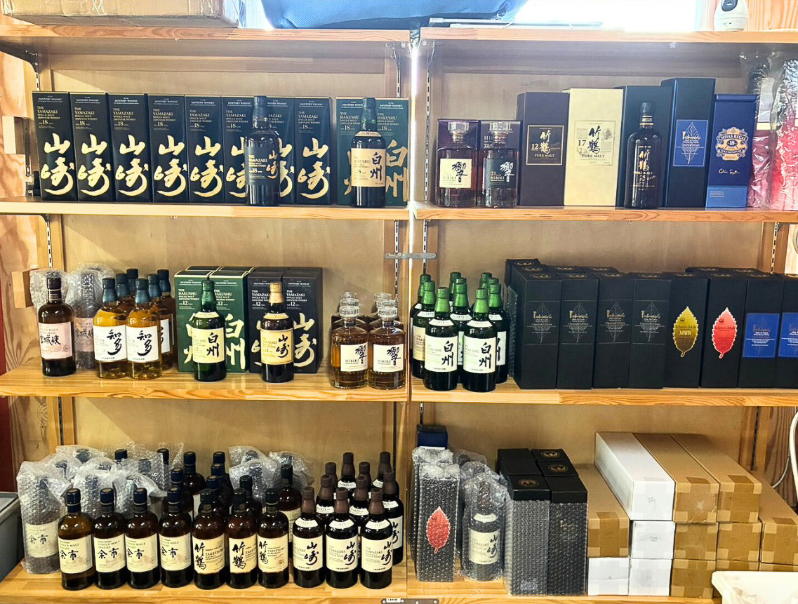 タチバナE酒販「ウイスキーみくじ 第75弾（466口限定）」のWebサイトでは自社倉庫で在庫を管理し発送まで行なっていることが紹介されている