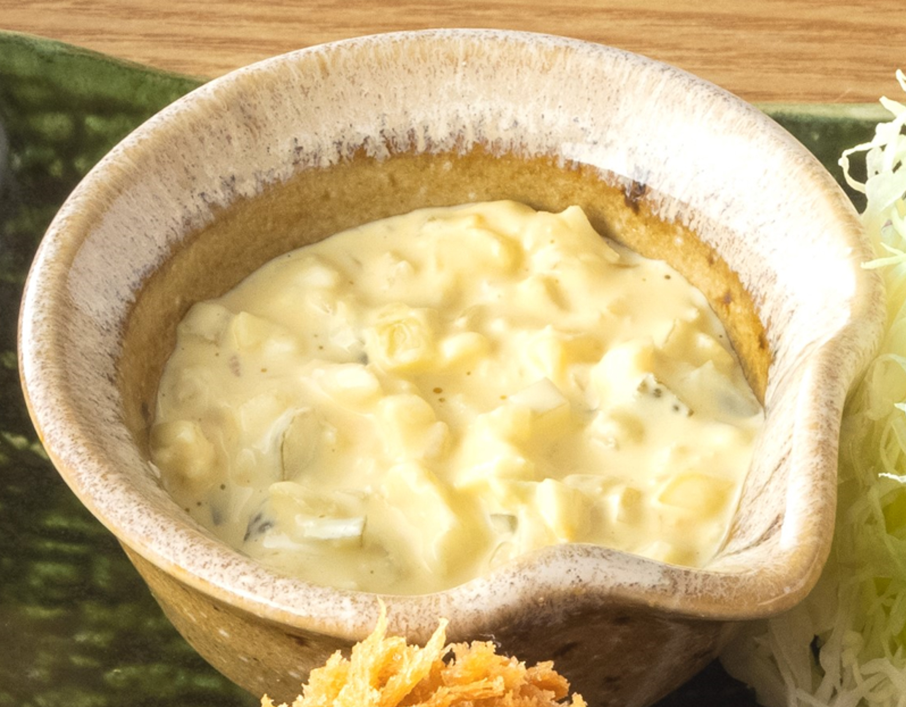 毎朝店舗で仕込んでいる大戸屋のタルタルソースは、玉ねぎやピクルスに玉子を合わせ、大きめにカットした具材のシャキシャキ食感と濃厚なコクを楽しめる