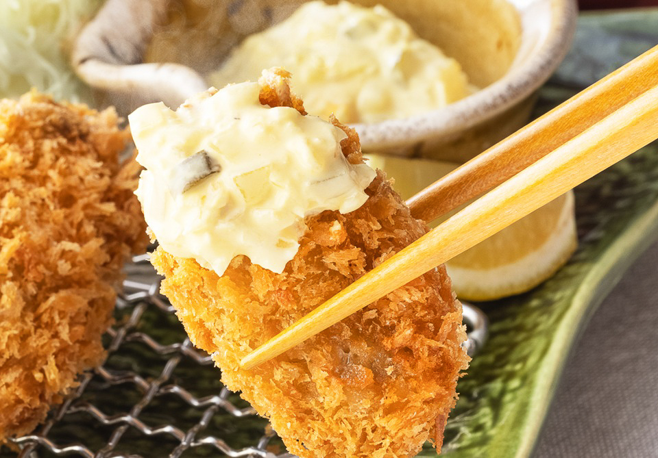 毎朝店舗で仕込んでいる大戸屋のタルタルソースは、玉ねぎやピクルスに玉子を合わせ、大きめにカットした具材のシャキシャキ食感と濃厚なコクを楽しめる