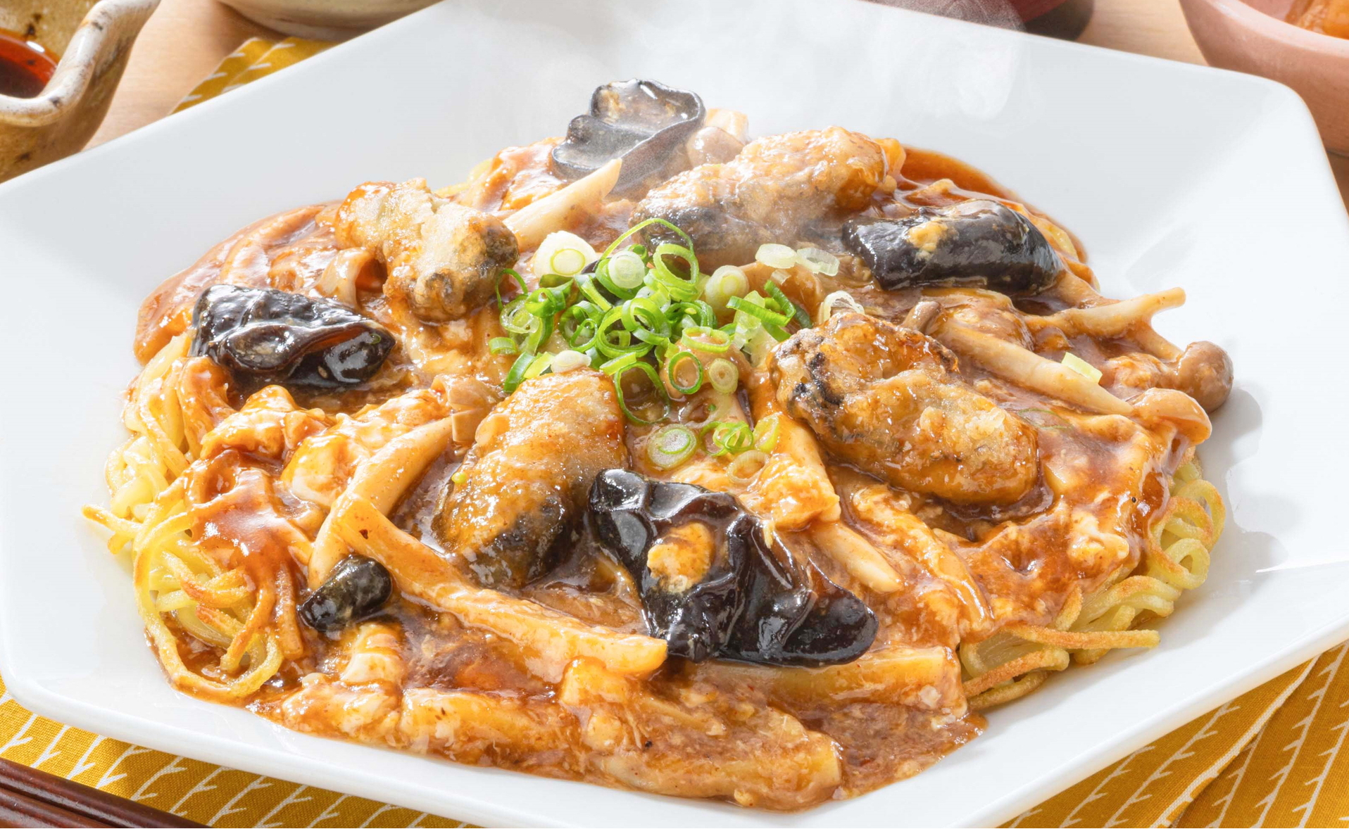 「牡蠣の酸辣あんかけ焼きそば」（定食1530円/単品1490円）