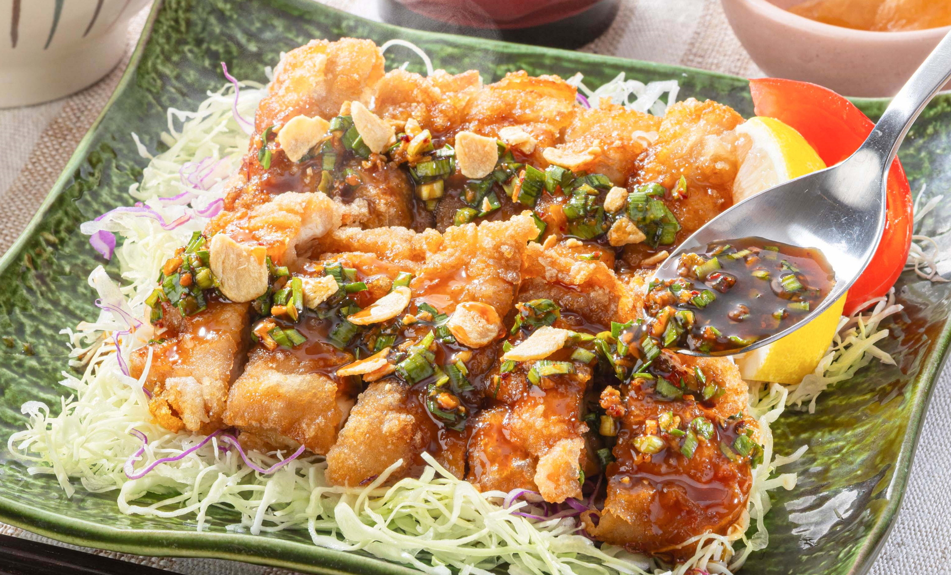 「生ニラだれの油淋鶏」（定食1280円/単品1190円）