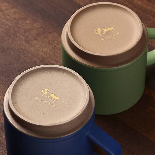 側面や底面にはゴールドの印字