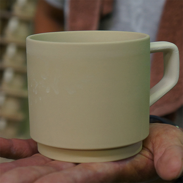 マグカップは岐阜県土岐市で作られた美濃焼の陶器製