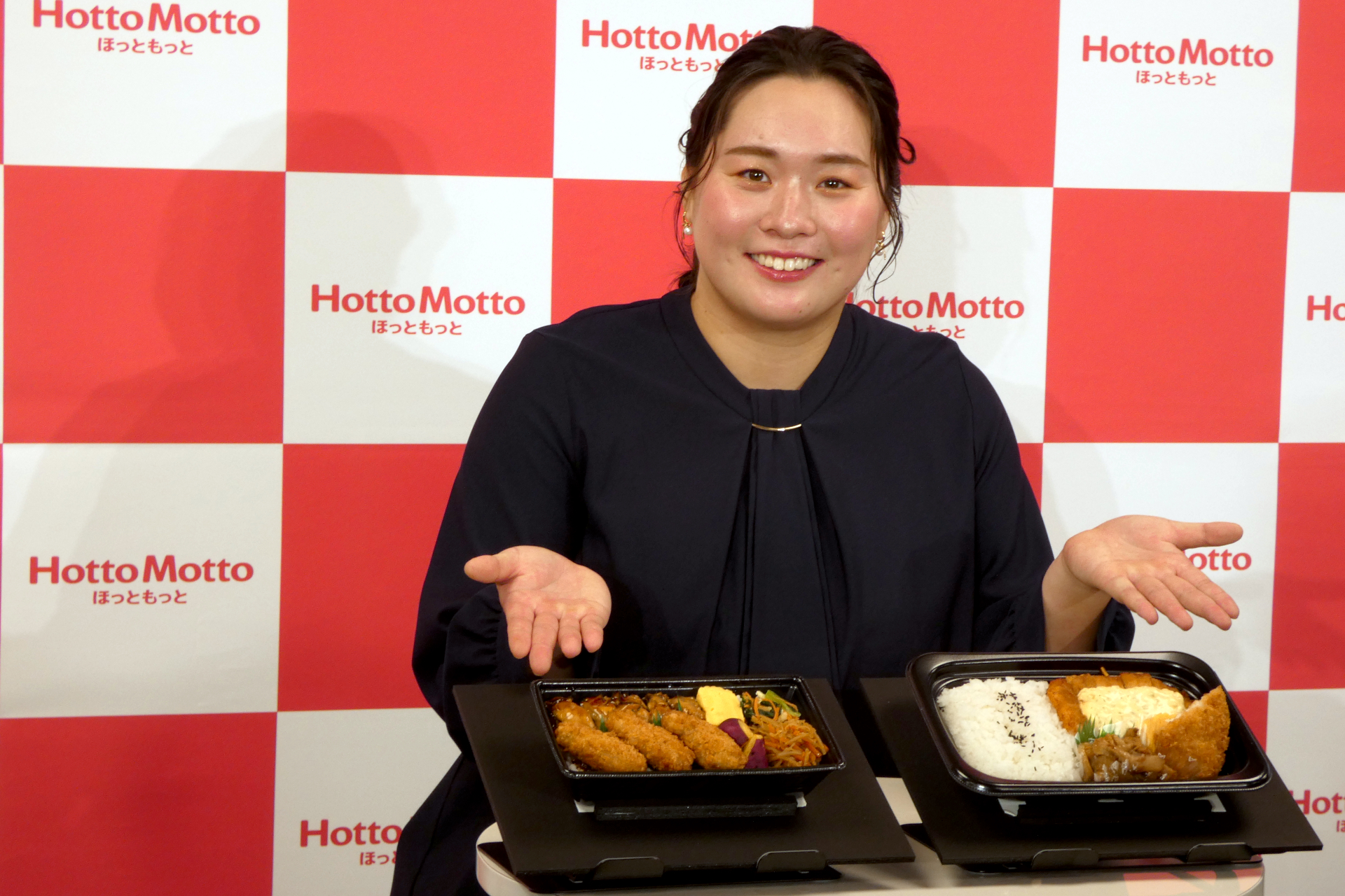 「牡蠣づくし弁当」と「チキン南蛮スペシャルスポーツ弁当」をアピールする北口榛花選手