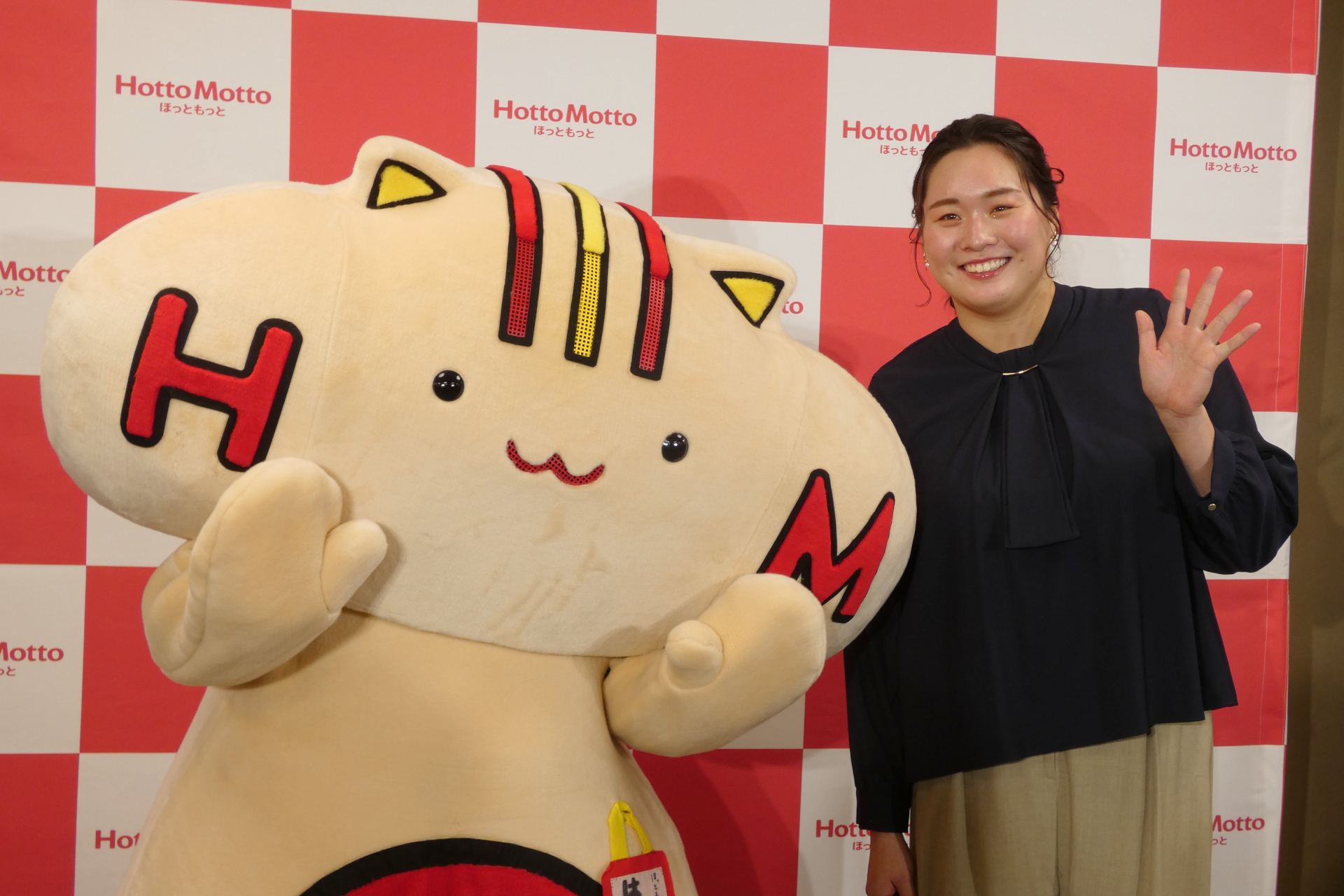 ほっともっとのキャラクター「はっとむっと」と記念撮影