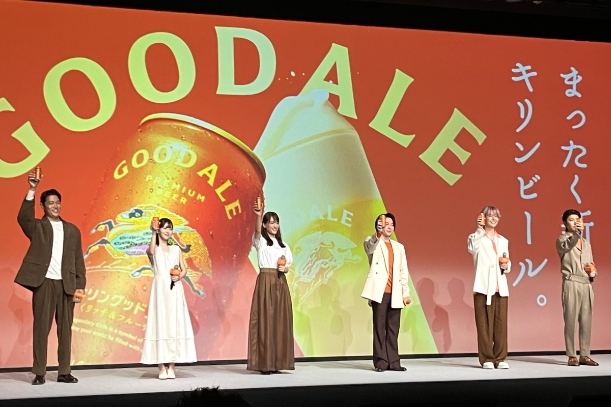 出演者で乾杯する様子