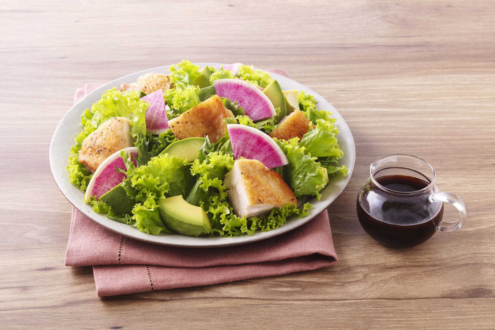 淡路島産玉ねぎを、まるごと無駄なく使用したドレッシング。グリル料理ともマッチする
