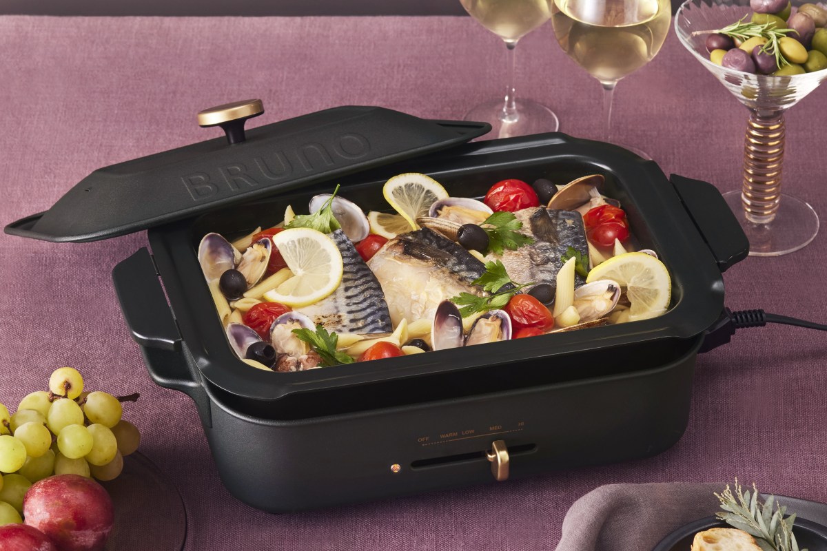 コンパクトホットプレート キャストブラックと色付きセラミックコート鍋 ブラックで作る「塩サバのアクアパッツァ」