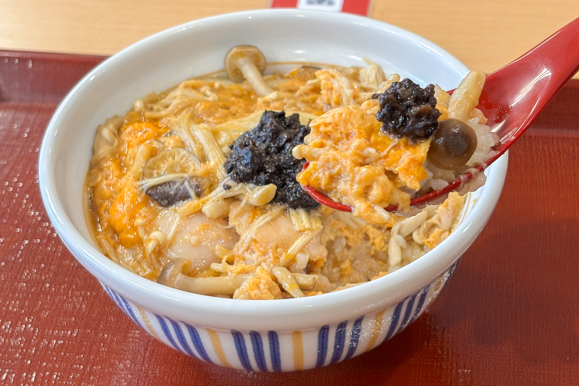 なか卯「黒トリュフ薫る きのこ親子丼」をいただきました