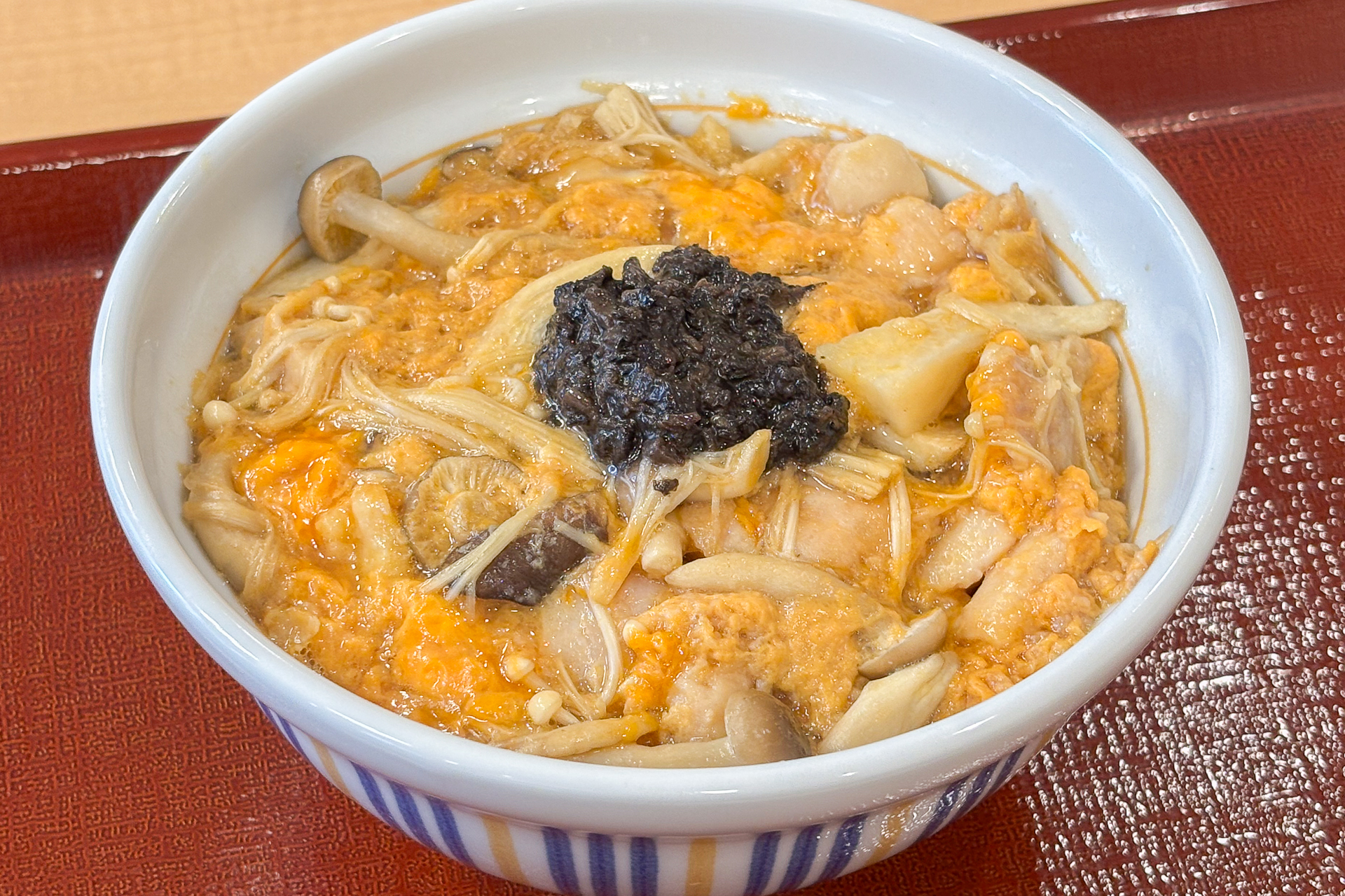 「黒トリュフ薫る きのこ親子丼」の並盛です。着丼した瞬間に、黒トリュフがブワッと香り立ちます