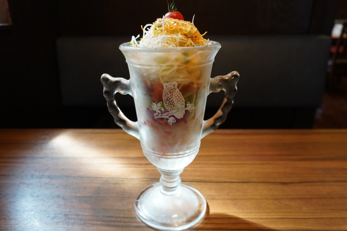 ガリバーサラダ、大きなグラスに入っている