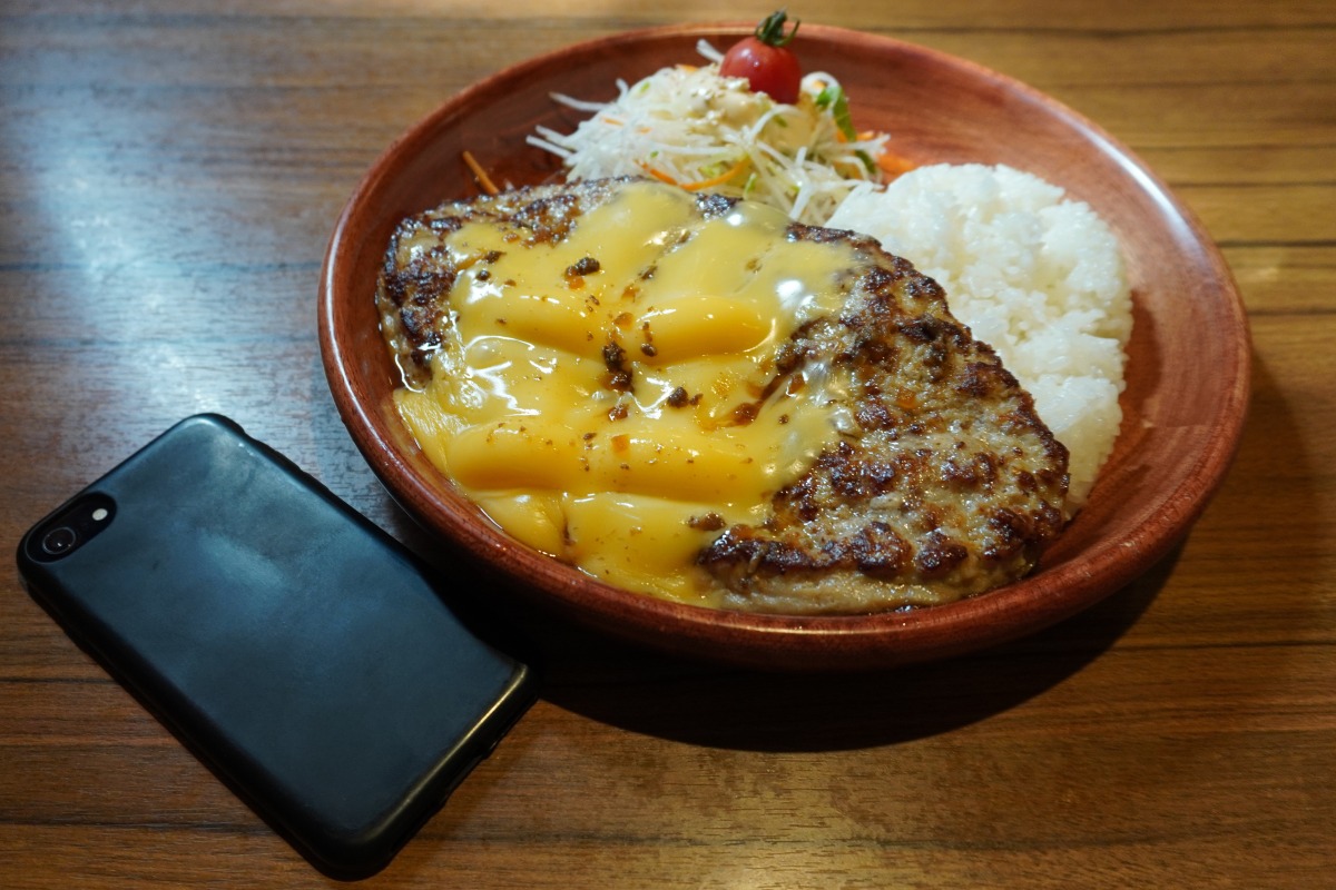 ガリバーWチーズバーグディッシュとスマホを比べると、1.5倍くらいの大きさ