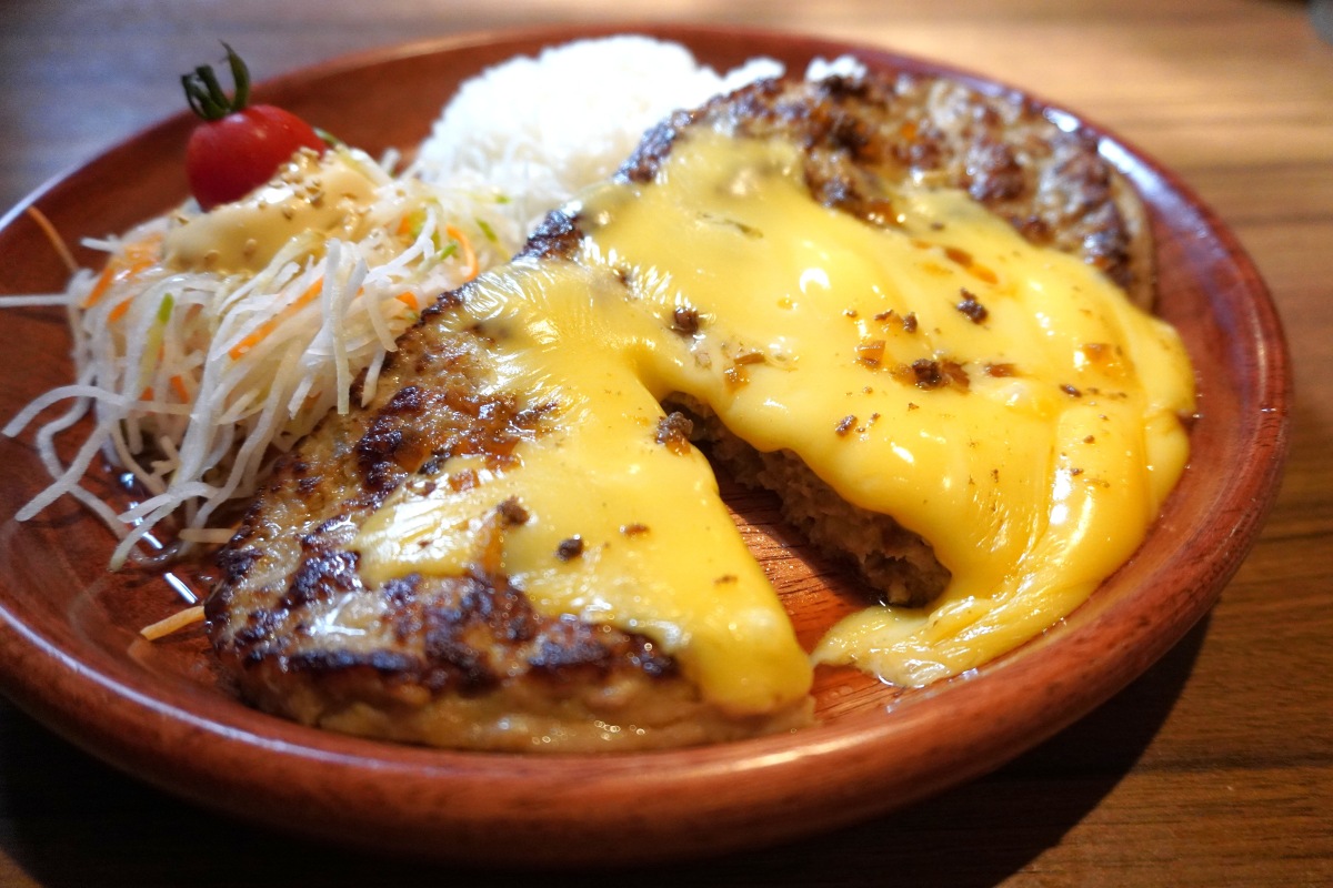 ハンバーグを割ると肉汁ジュワ～。チーズたっぷりで幸せ