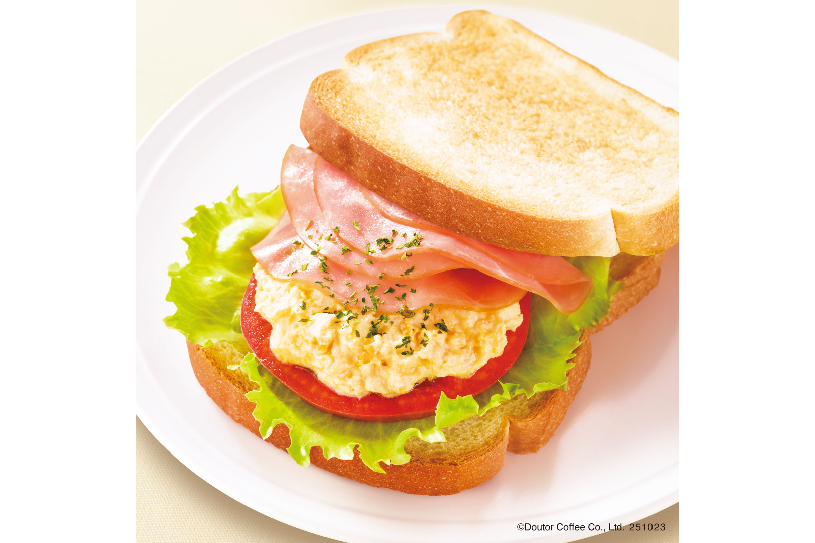 ハムとタマゴのほかトマトとレタスをサンドした「モーニング・セットA ハムタマゴサラダ」（480円～）