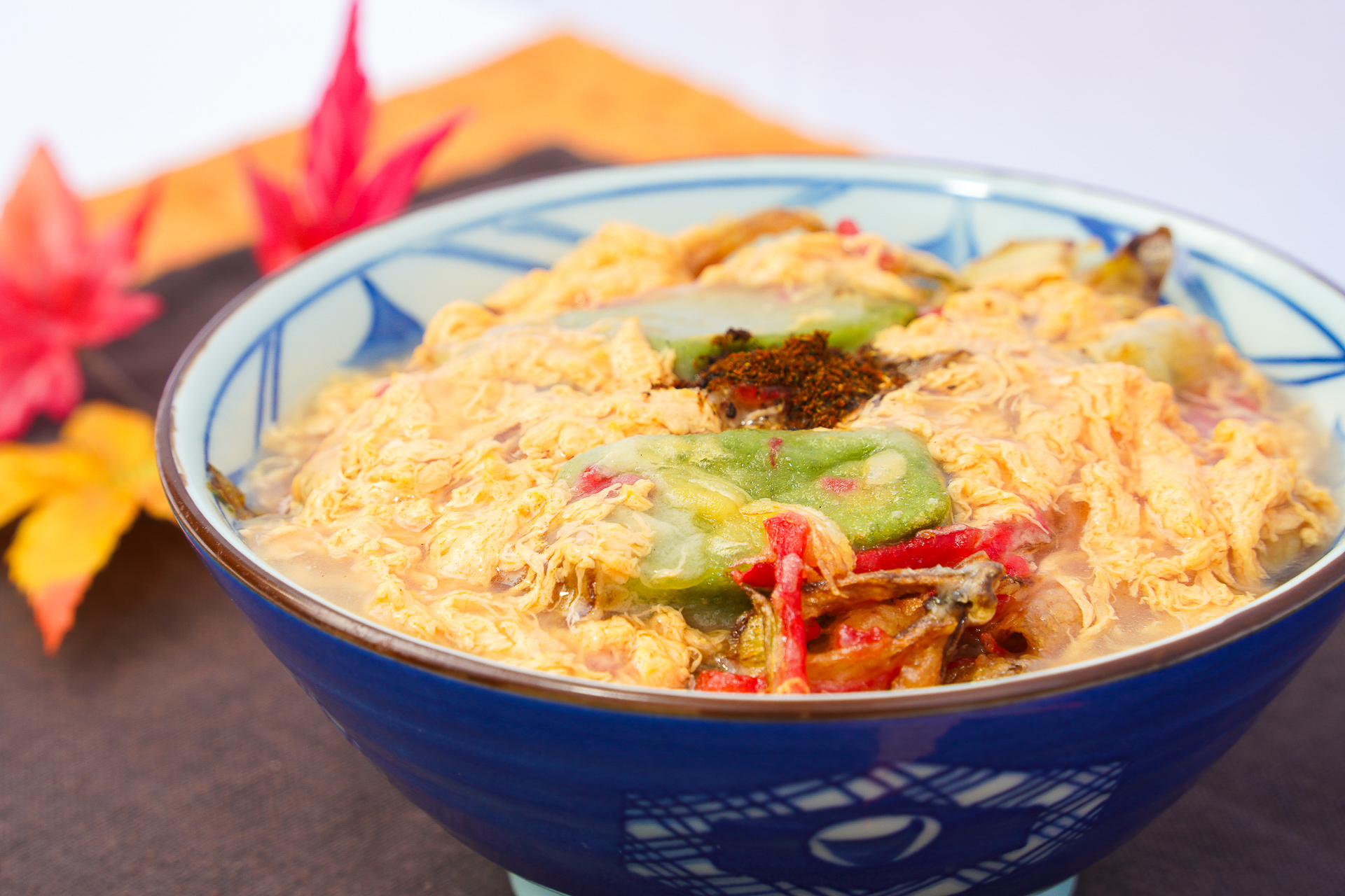 「1811人の麺職人が贈る『丸亀製麺・打ち立ての秋』開幕式」で披露された「わがまちうどん47」の一つ、京都で提供される「黒煎り七味香る衣笠風あんだくうどん」