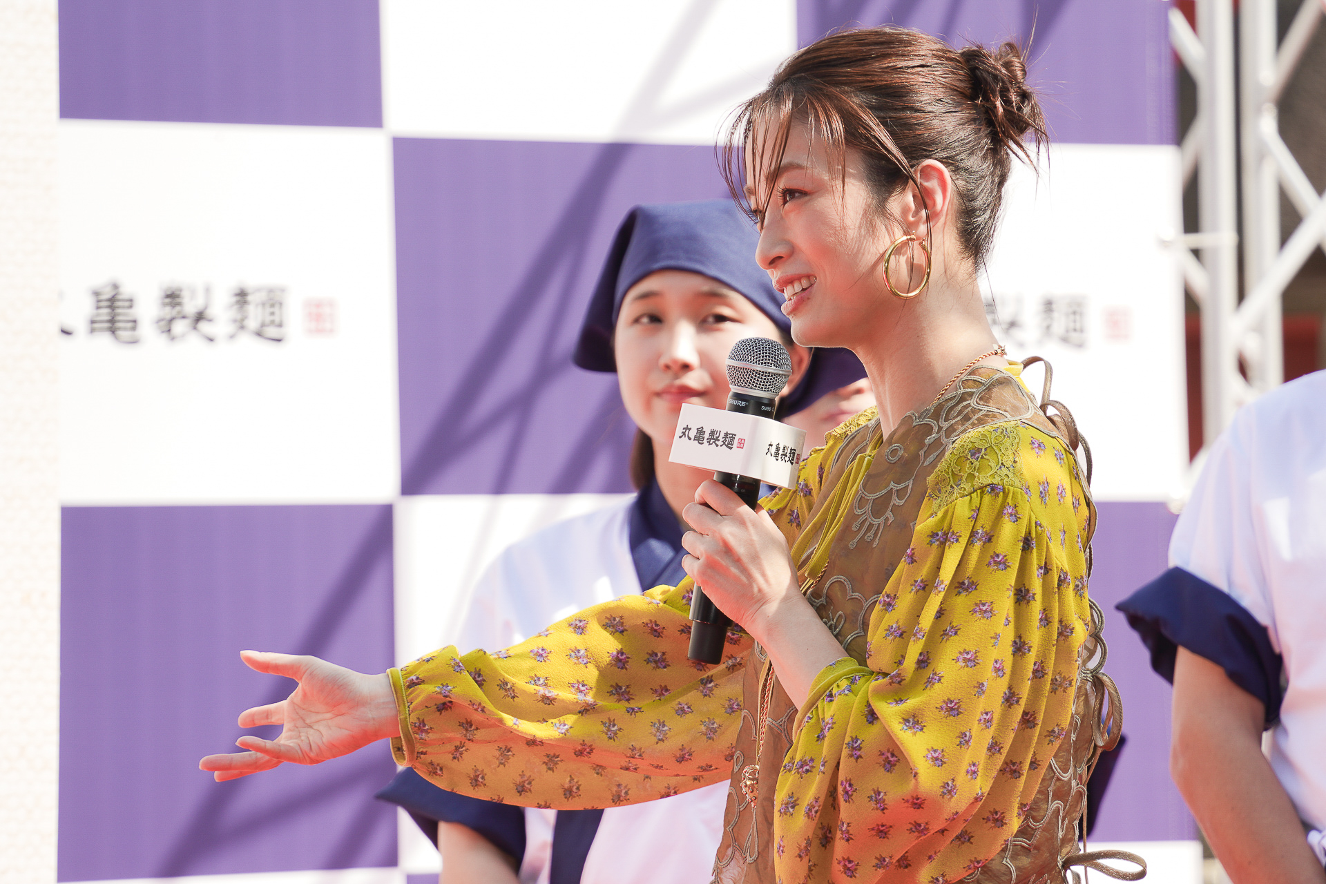 「牛すじぼっかけうどん」を見つつ「生姜美味しそう。兵庫まで時間かかるけど、食べに行きたいですね。千葉はすぐ行けそう」と上戸さん