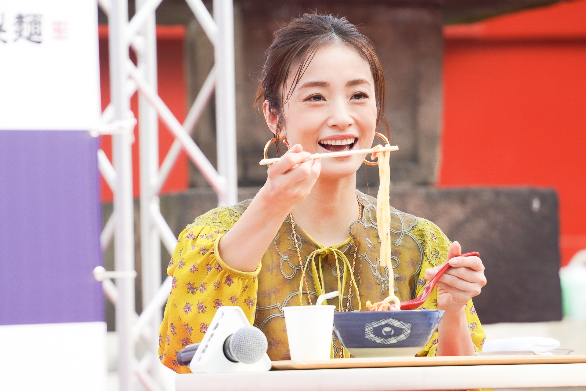 「わがまちうどん」の県を当てるクイズで上戸さんが試食