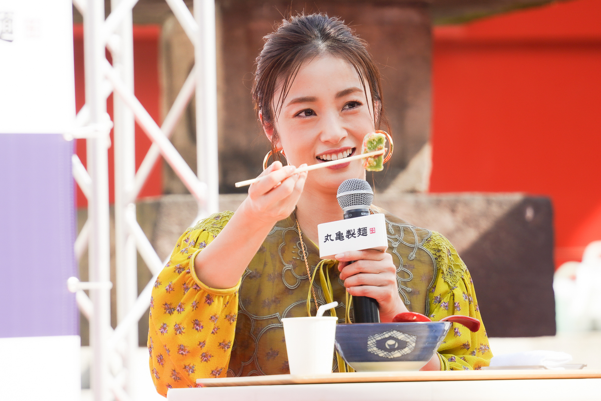 「これで分かりました」と具の生麩を見せる