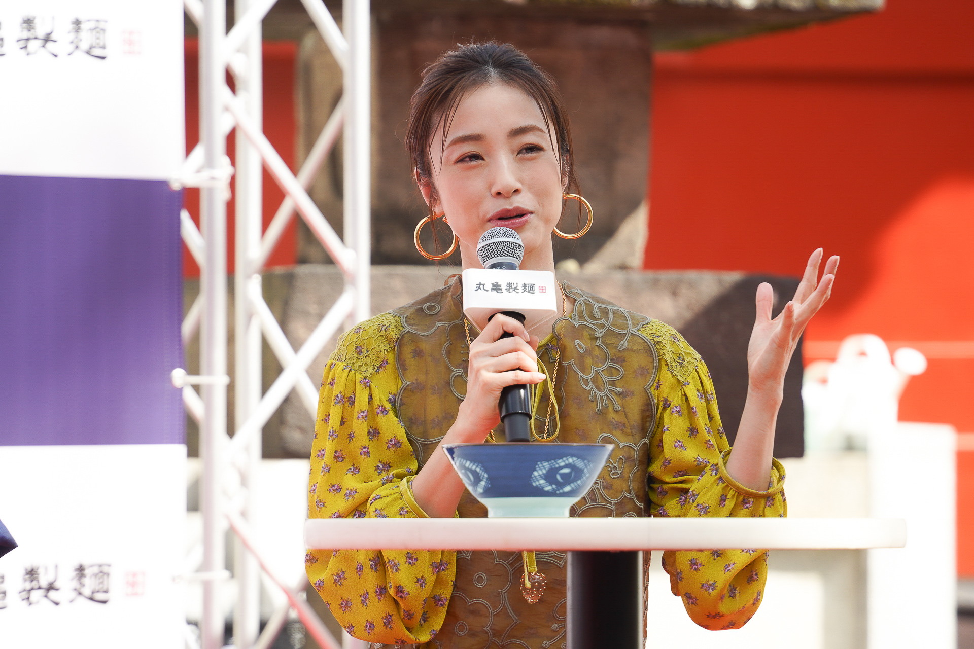 「名職人さんが全店舗にいらっしゃるっていうのが、本当に丸亀製麺の強み」と上戸さん