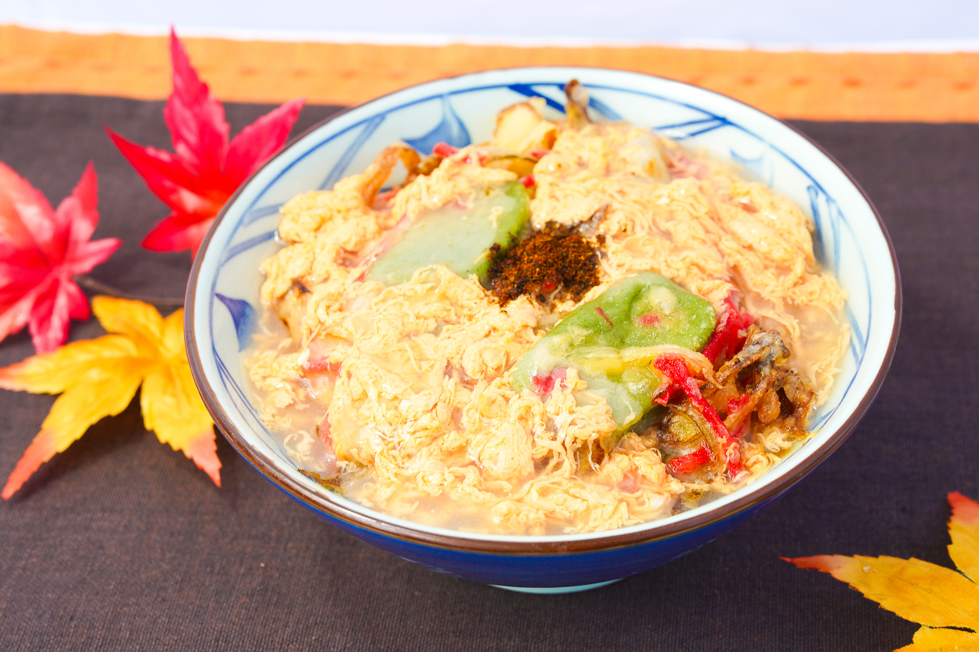 上戸彩さんも召し上がっていた、ふわふわの卵と生麩入りの京都「黒煎り七味香る衣笠風あんだくうどん」