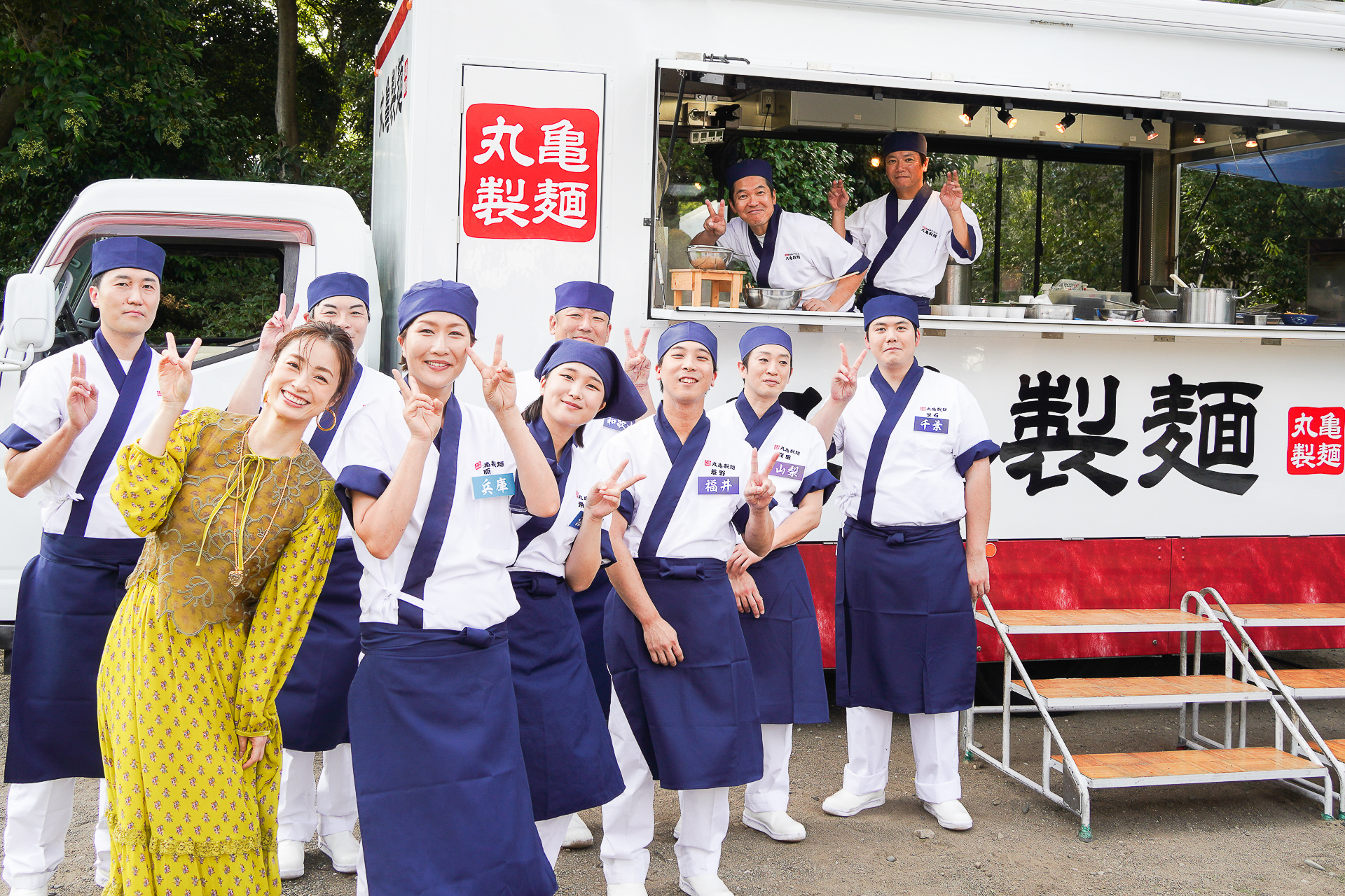 上戸彩さんが気さくにキッチンカーの前で麺職人さんと一緒に記念撮影に応じていた