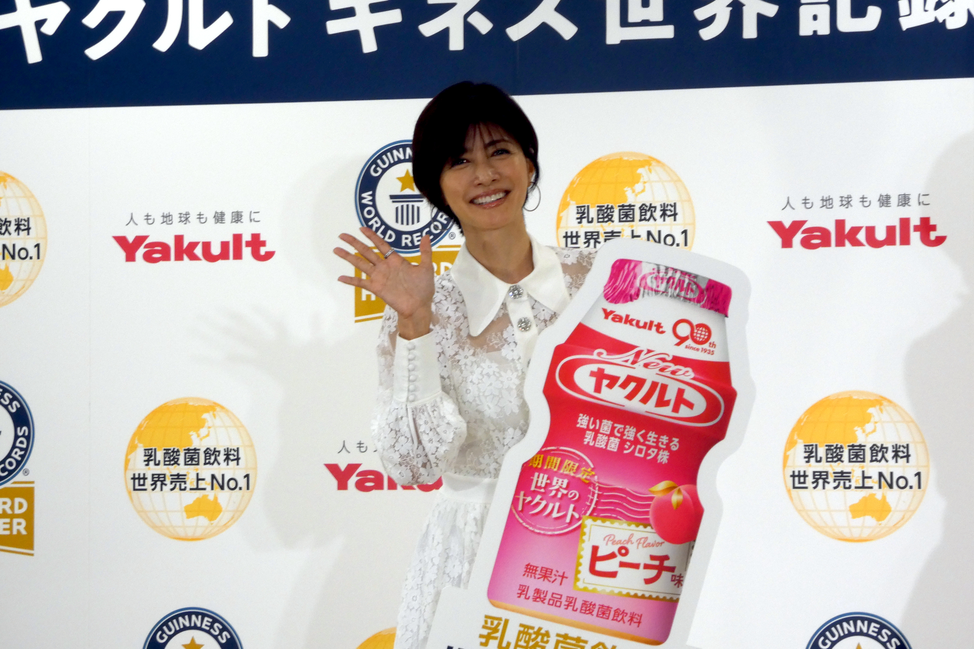 「Newヤクルト ピーチ味」をアピールする内田有紀