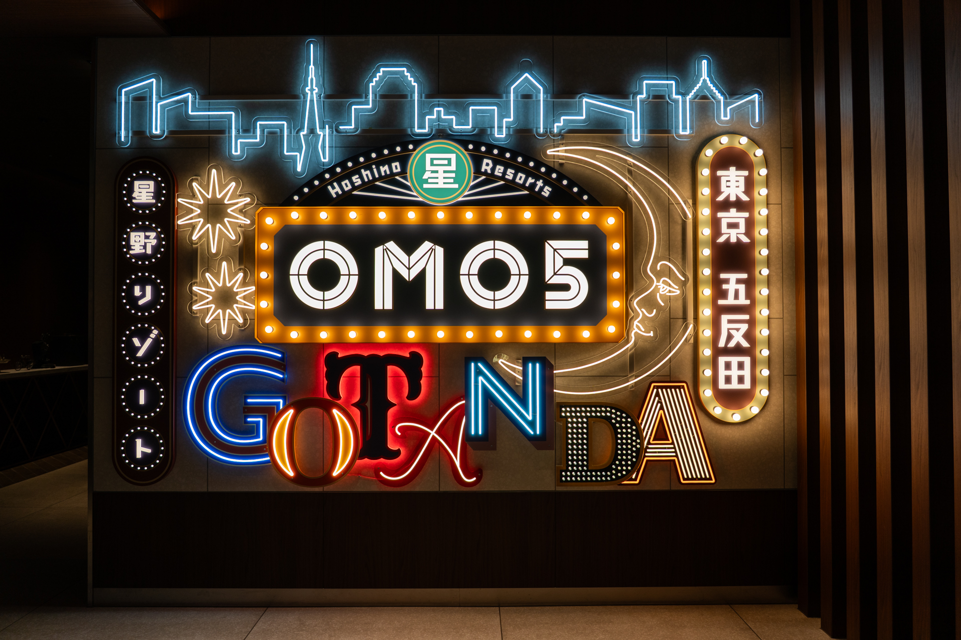 ビル1階のエントランスでお出迎えしてくれるレトロなネオンサイン。ここではぜひ記念撮影を