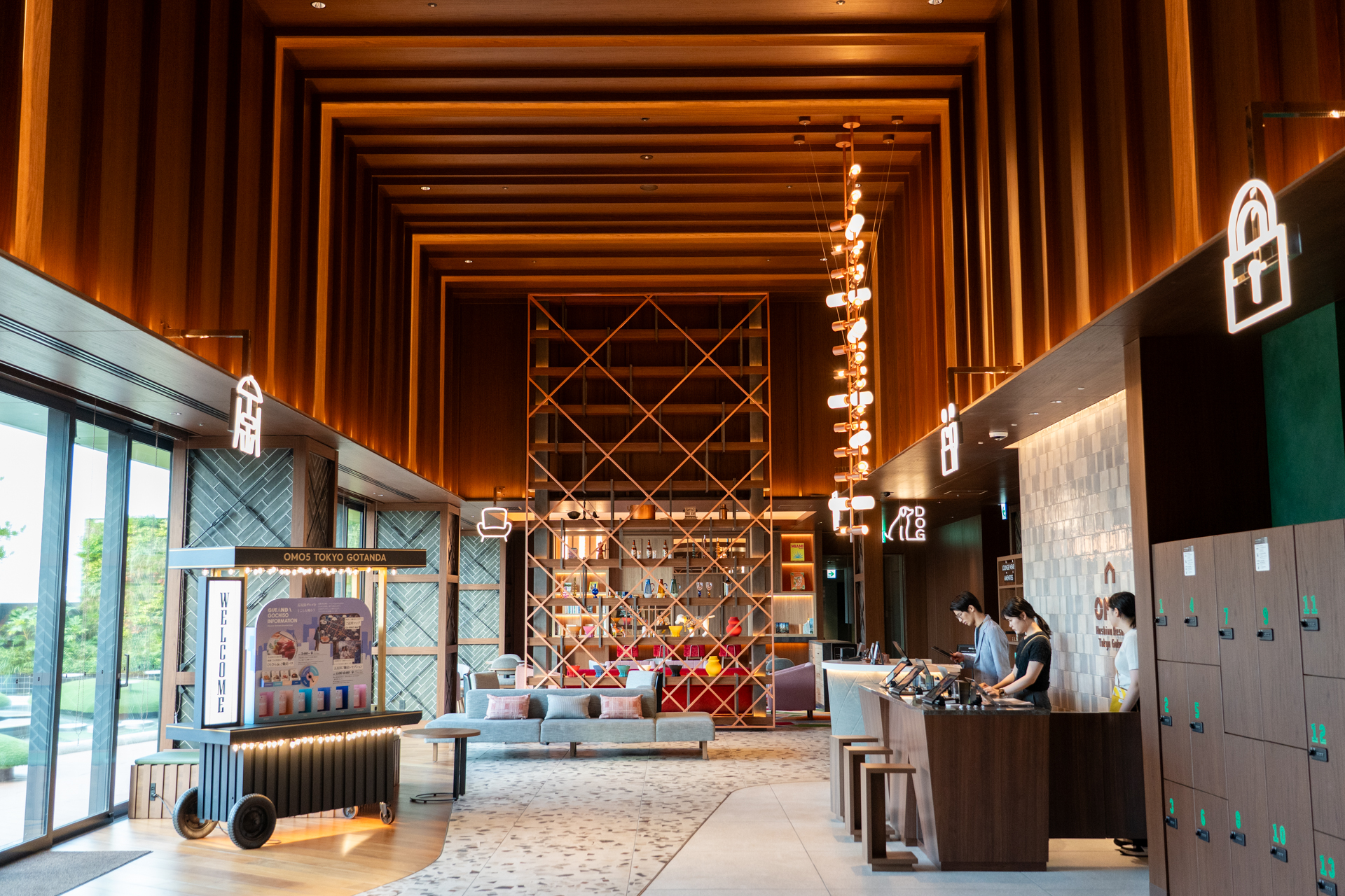14階のパブリックスペース「OMOベース」は天井高6mの開放的な空間
