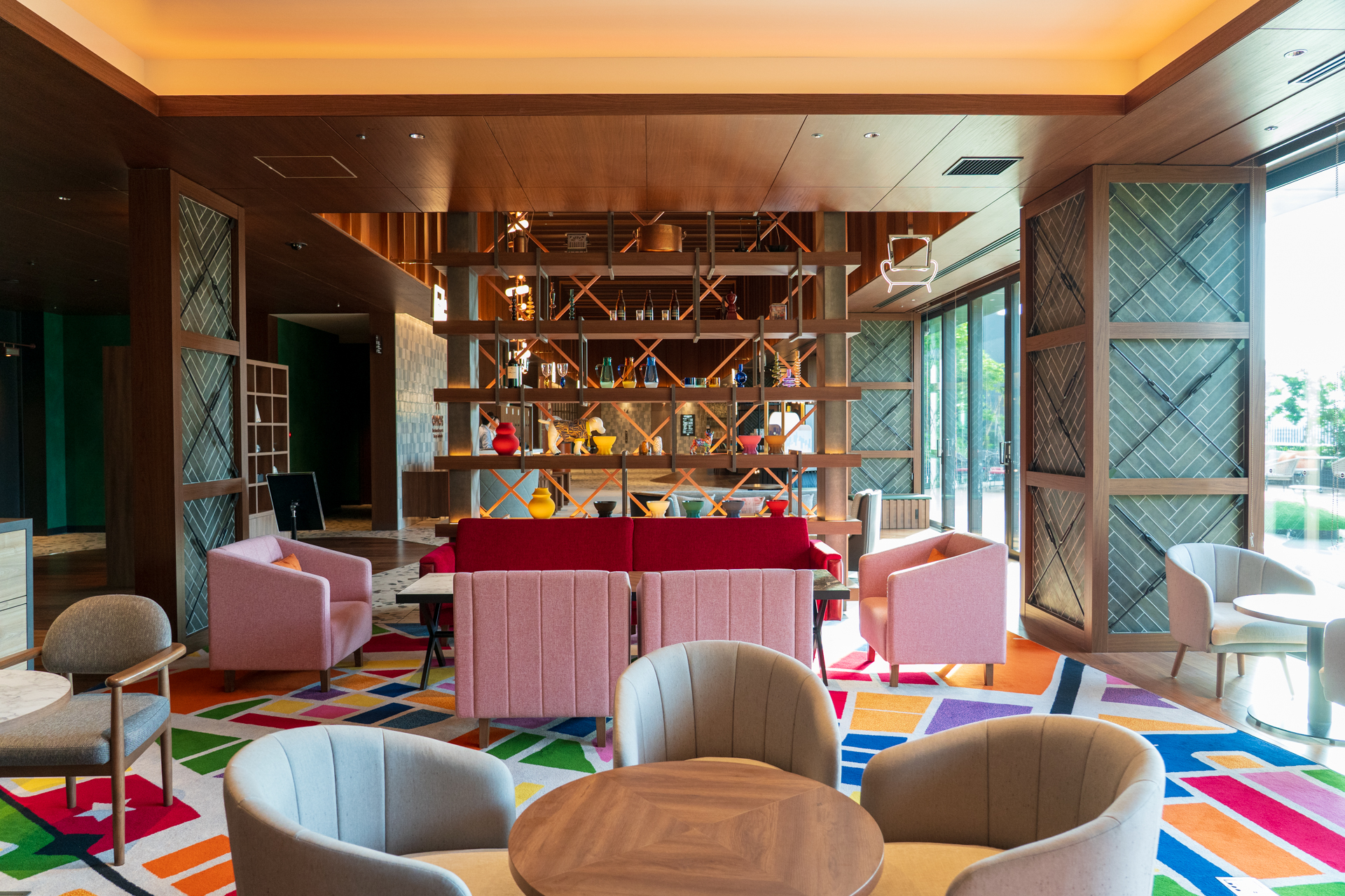 フロントの奥にはおしゃべりが弾みそうなラウンジスペースが。ポップなカーペットは五反田の地図がモチーフ