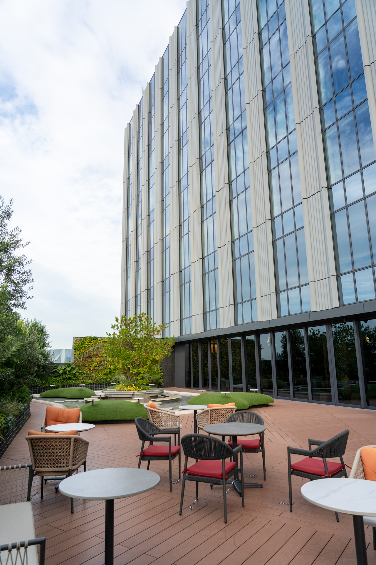 緑豊かで水辺もある空中庭園。開けた空を見上げれば羽田空港へと着陸体制の飛行機がよく見えます