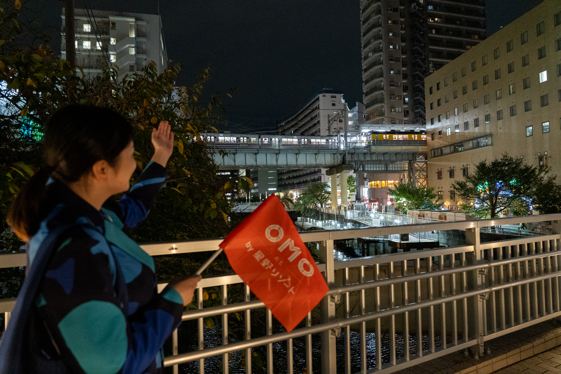 「目黒川の上の高架を走っているのが東急池上線です」とOMOレンジャー