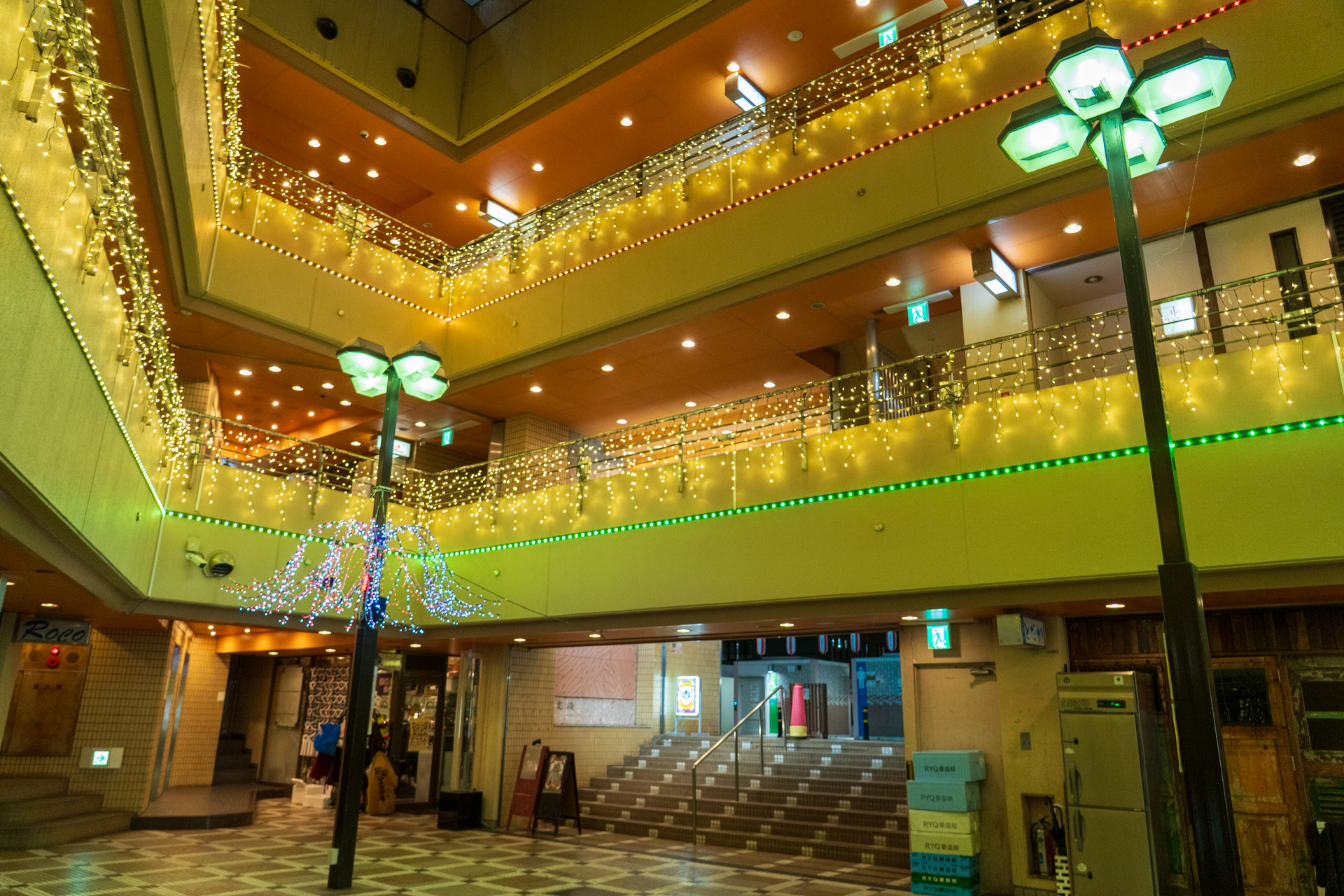 中は吹き抜け。昭和レトロ感満載の電飾に目が釘付け！