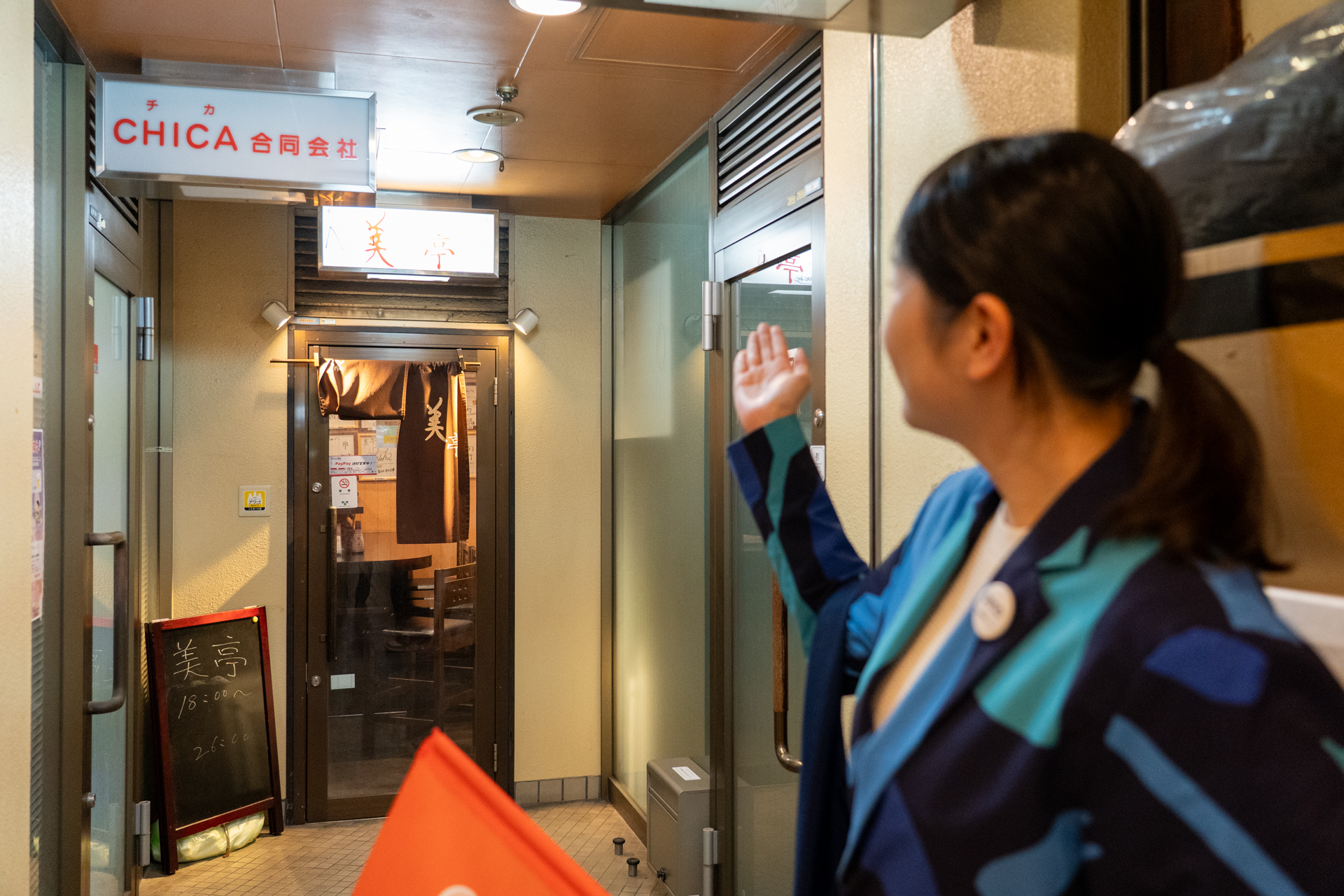 「こちらのお店です」とOMOレンジャー