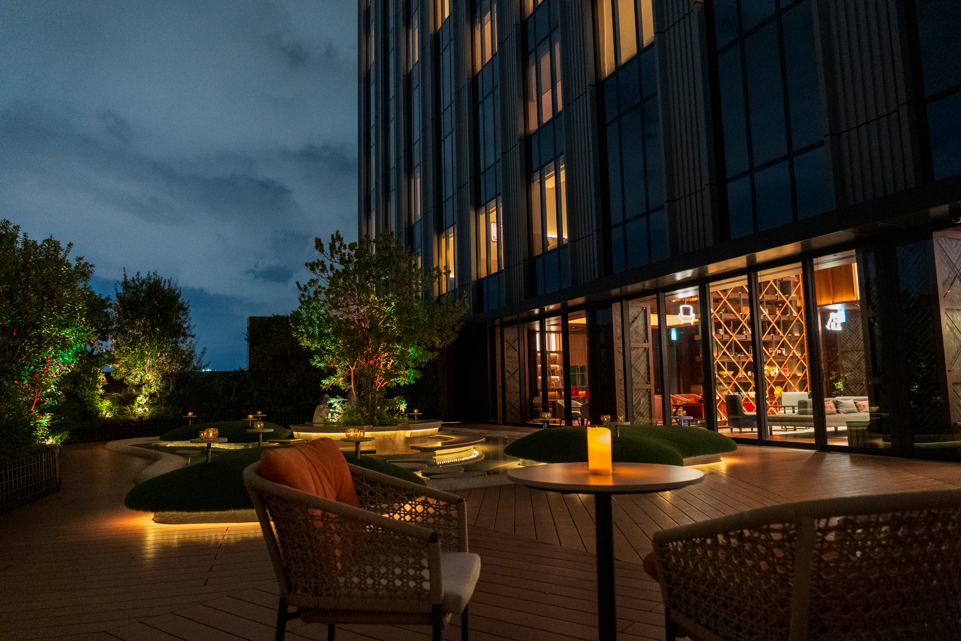 幻想的に浮かび上がる夜の空中庭園で飲むのもよし