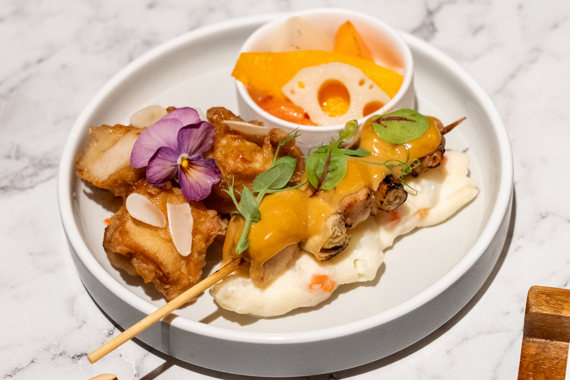 ホテルから徒歩5分、目黒川沿いに店を構える老舗焼鳥専門店「信濃屋」の唐揚げと焼き鳥もメニューとして登場