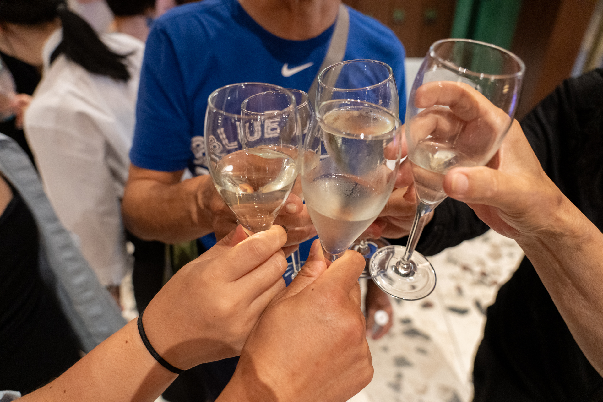 宿泊者同士でグラスを傾けて会話が生まれる素敵な瞬間も