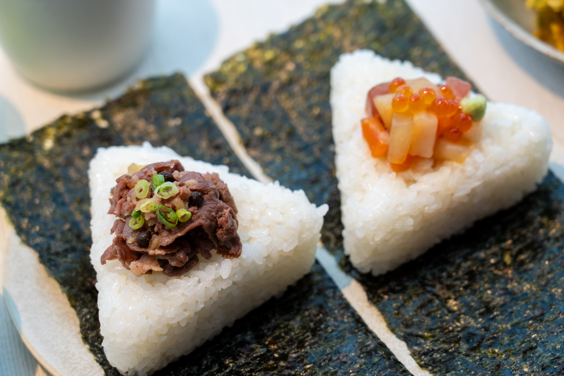 よく噛むことでお米1粒1粒の旨みを感じられるように少し固めに炊いているおにぎり