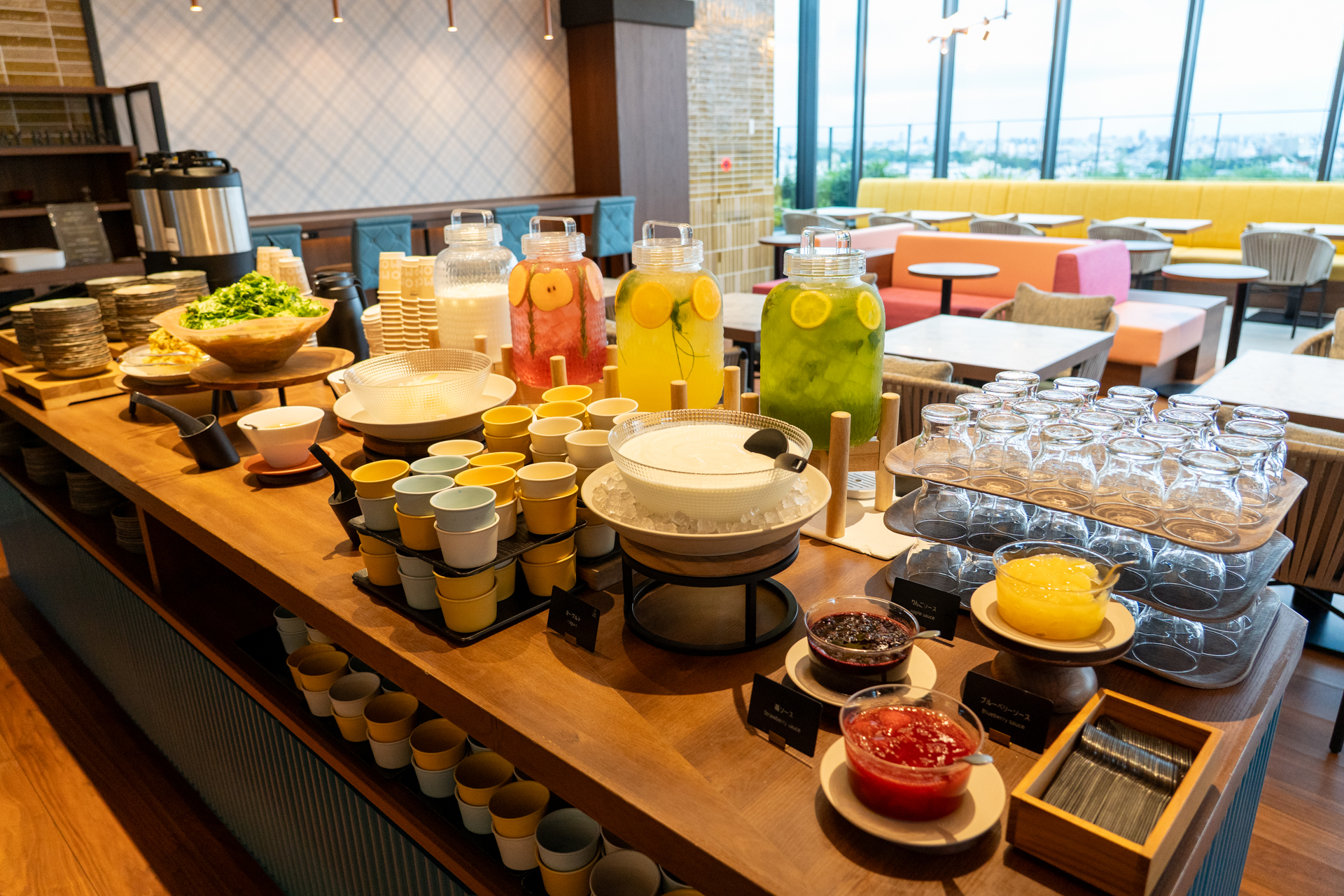 サラダやヨーグルト、ドリンクはビュッフェスタイルで提供。朝食はアメリカンブレックファーストも用意しています。